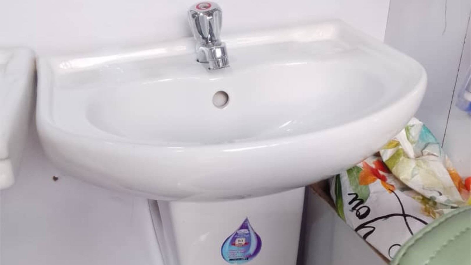 Top anchor ceramic basin- Medium