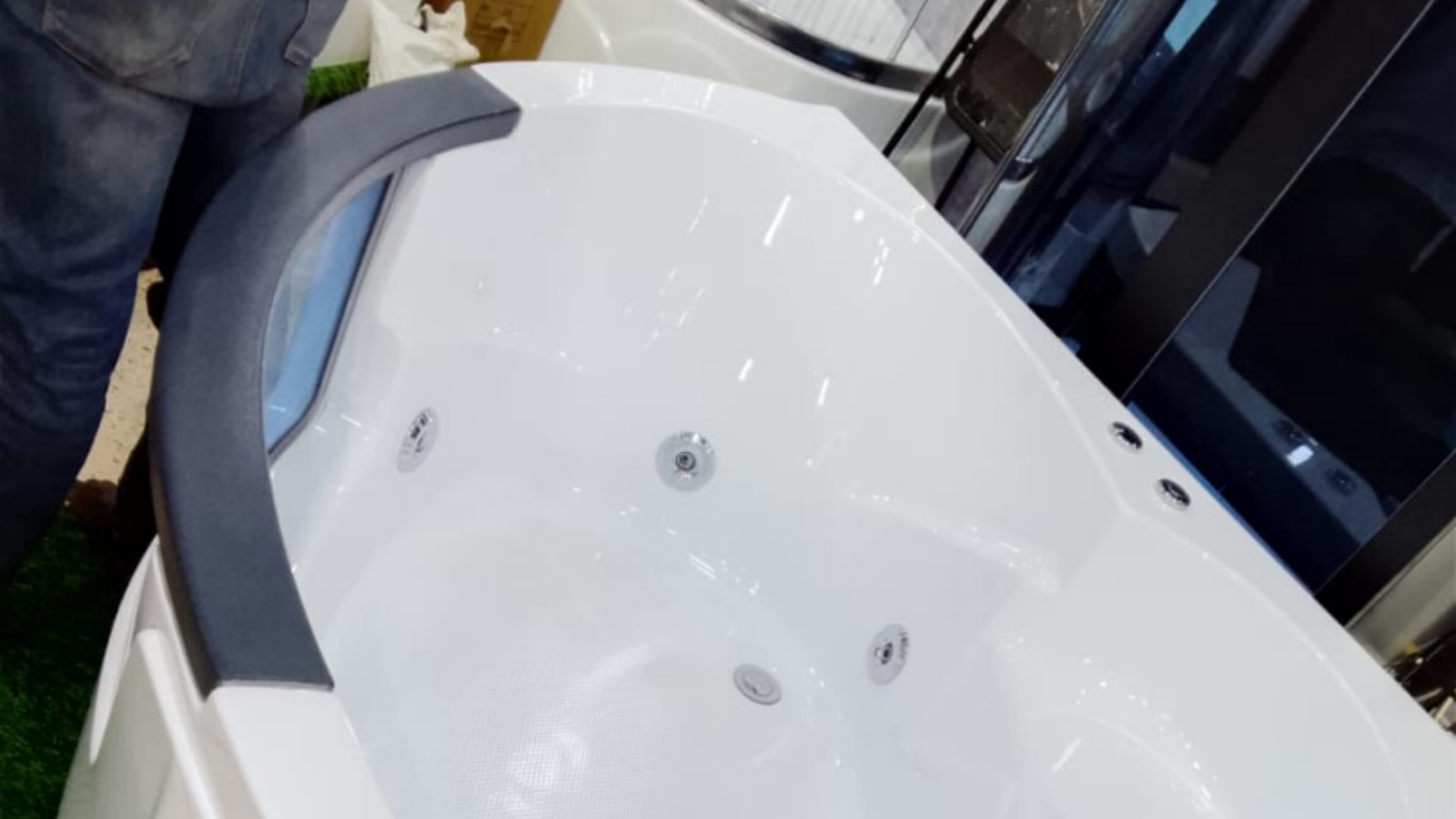 Arc shaped Fiber jacuzzi bathtub