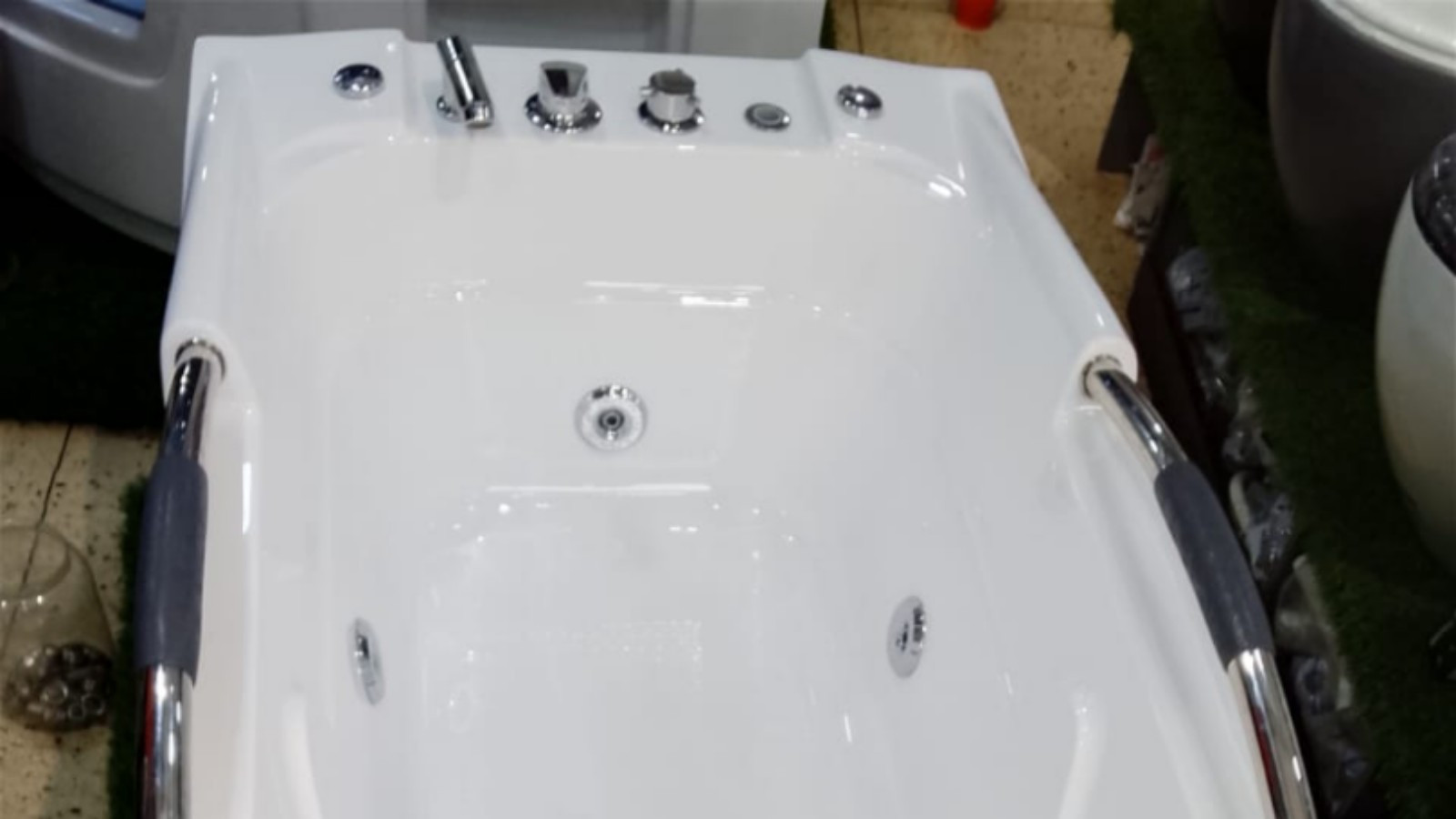 A rectangular fiber jacuzzi bathtub
